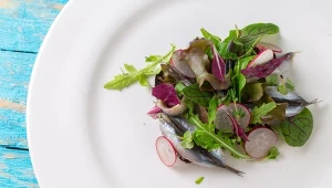 Anchois dostarcza białka i cennych kwasów omega 3, ale nie przesadzaj  ilością - są słone