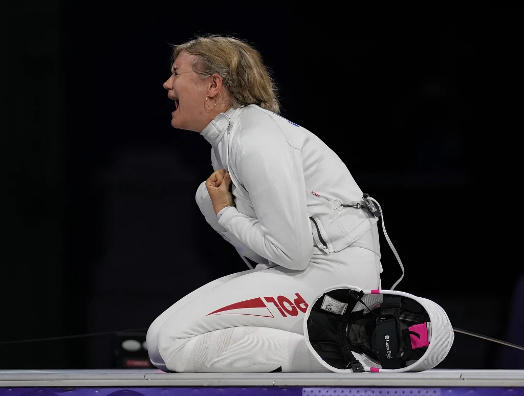 Aleksandra Jarecka cieszy się z medalu w drużynowym turnieju szpadzistek Aleksandra Jarecka cieszy się z medalu w drużynowym turnieju szpadzistek