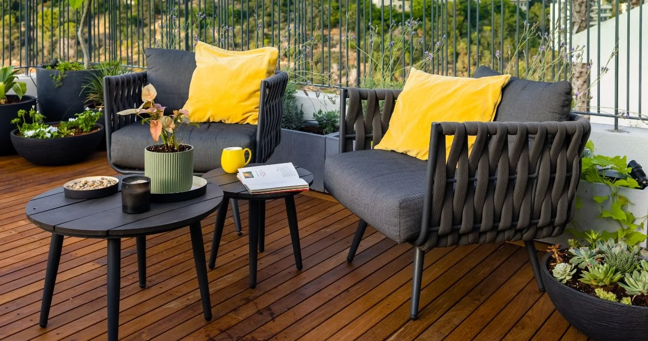 Kupiłeś takie meble na taras? Przykro mi, to najgorszy wybór Meble tarasowe. Których modeli lepiej nie zostawiać na zewnątrz, by uniknąć zniszczeń i straty pieniędzy?