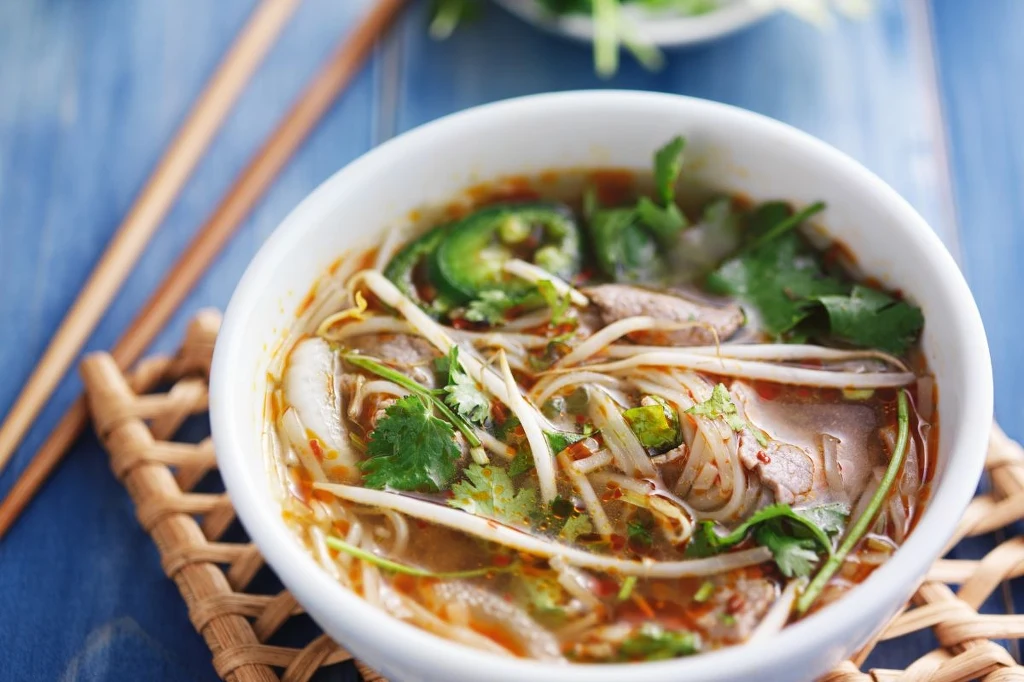 Kolendra jest nawet zdrowsza od pietruszki. Zbije cukier i cholesterol, ochroni serce