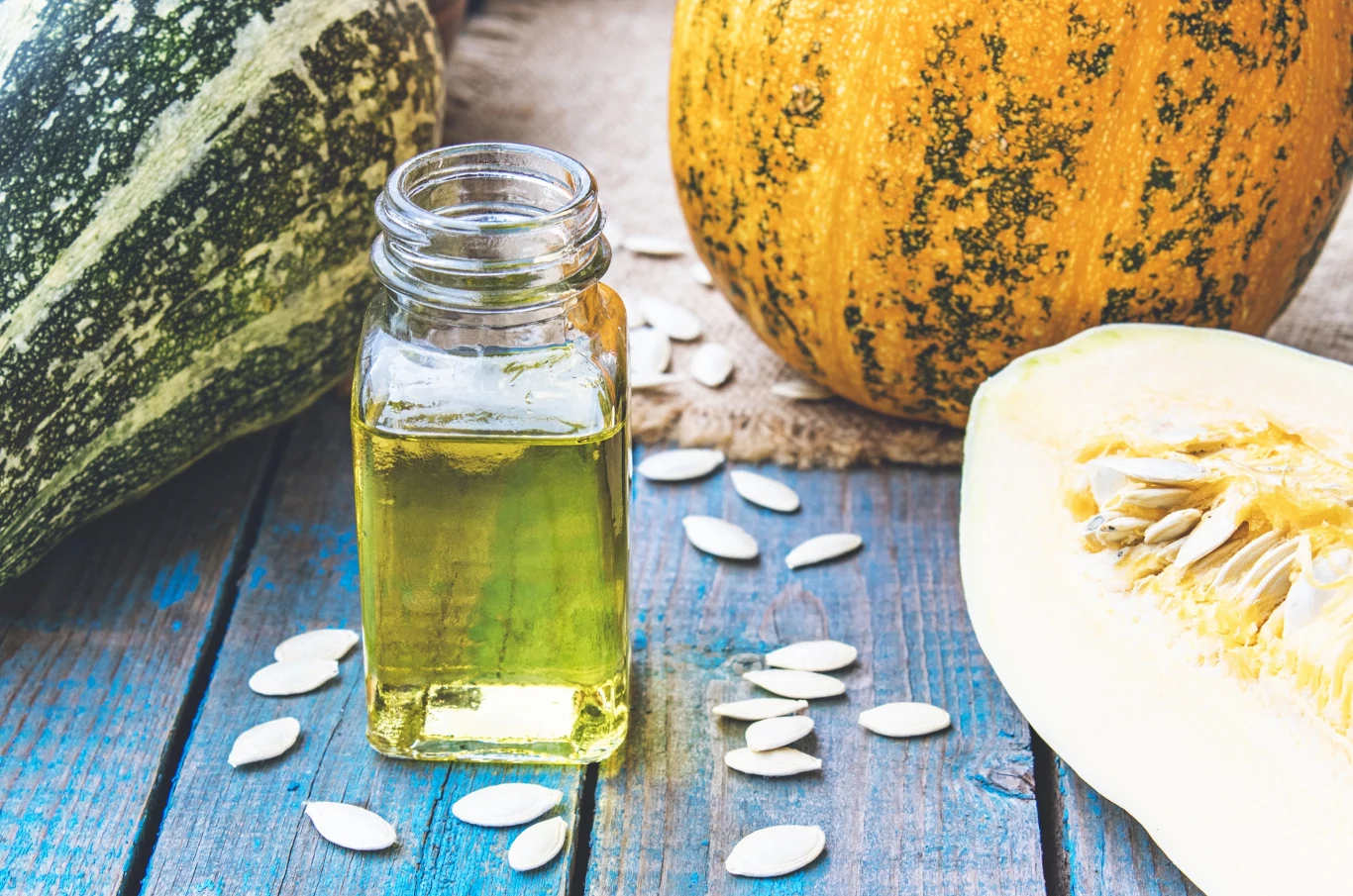 Olej z pestek dyni można stosować również od zewnątrz. Ma on pozytywny wpływ na skórę Olej z pestek dyni można stosować również od zewnątrz. Ma on pozytywny wpływ na skórę