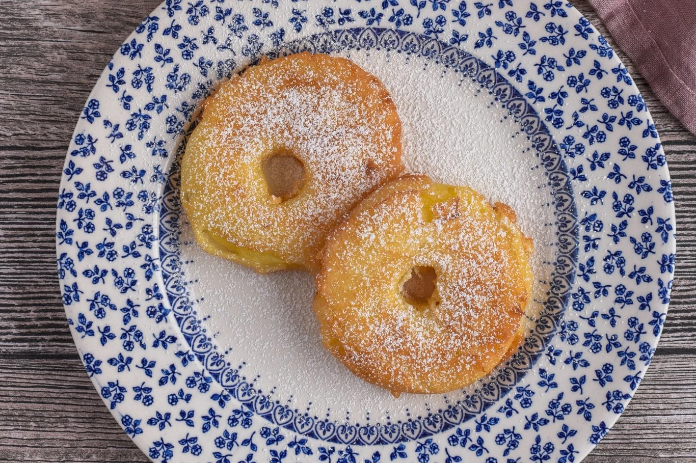 Papierówki w cieście naleśnikowym to idealny deser na lato Papierówki w cieście naleśnikowym to idealny deser na lato