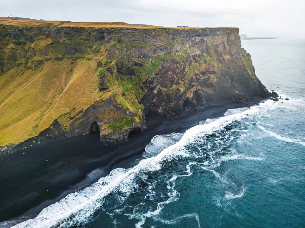 Odwiedzając dziką plażę Reynisfjara poczujemy się jak na innej planecie