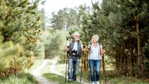 Ile kroków dziennie powinni robić seniorzy? Osoby po 60-tce muszą dbać o swoją aktywność fizyczną. Nie mogą się jednak przeforsowywać.