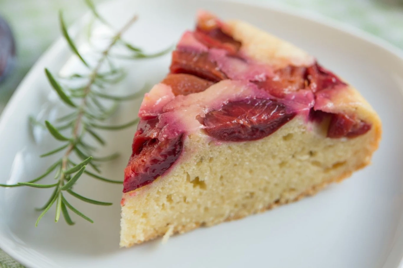 Ucieraniec ze śliwkami wychodzi puszysty i soczysty Ucieraniec ze śliwkami wychodzi puszysty i soczysty