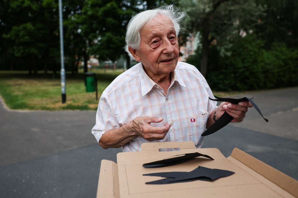 94-letni pan Adam z Poznania od przeszło 80 lat zajmuje się ochroną jerzyków. To bardzo pożyteczny ptak, którego liczebność, zwłaszcza w miastach, szybko spada