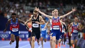 Cole Hocker mistrzem olimpijskim na 1500 metrów, Jakob Ingebrigtsen, na zdjęciu za nim, poza podium