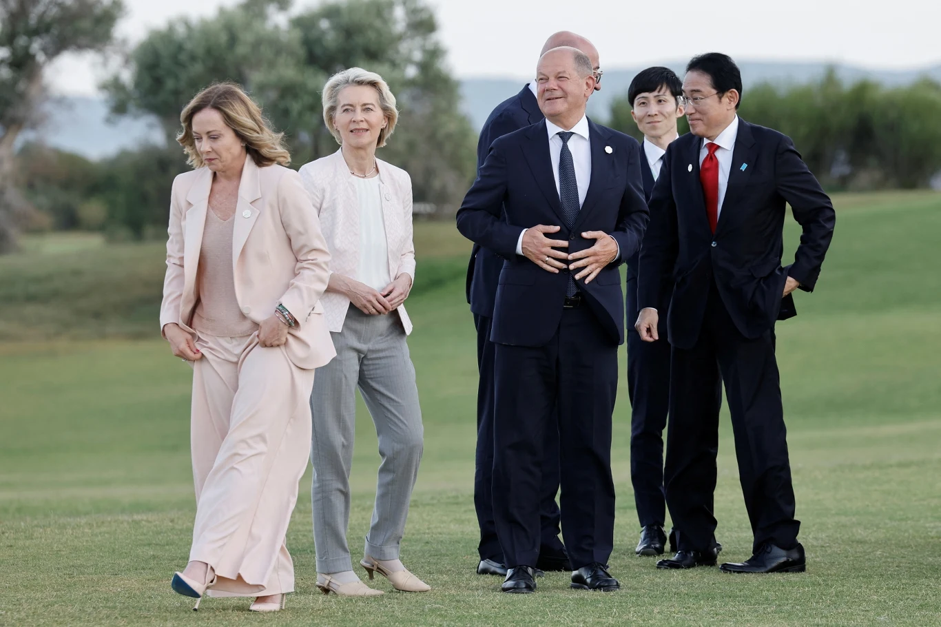 Premier Włoch Giorgia Meloni z szefową KE Ursulą von der Leyen, kanclerzem Niemiec Olafem Scholzem i premierem Japonii Fumio Kishidą podczas szczytu G7 Premier Włoch Giorgia Meloni z szefową KE Ursulą von der Leyen, kanclerzem Niemiec Olafem Scholzem i premierem Japonii Fumio Kishidą podczas szczytu G7