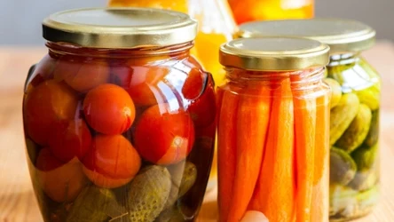 Sprawdź, czy zakrętka słoika się zassała - będziesz mieć pewność, że przetwory się nie zepsują