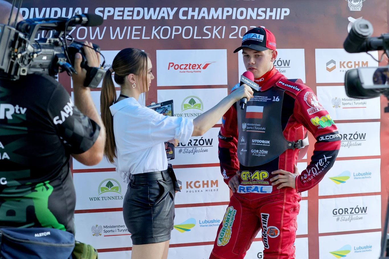 Damian Ratajczak udziela wywiadu stacji Sabmar TV.