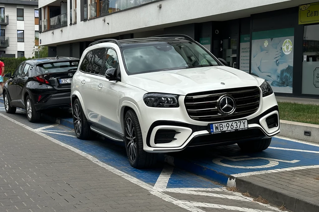 Auto o DMC powyżej 2,5 tony nie może parkować na chodniku.