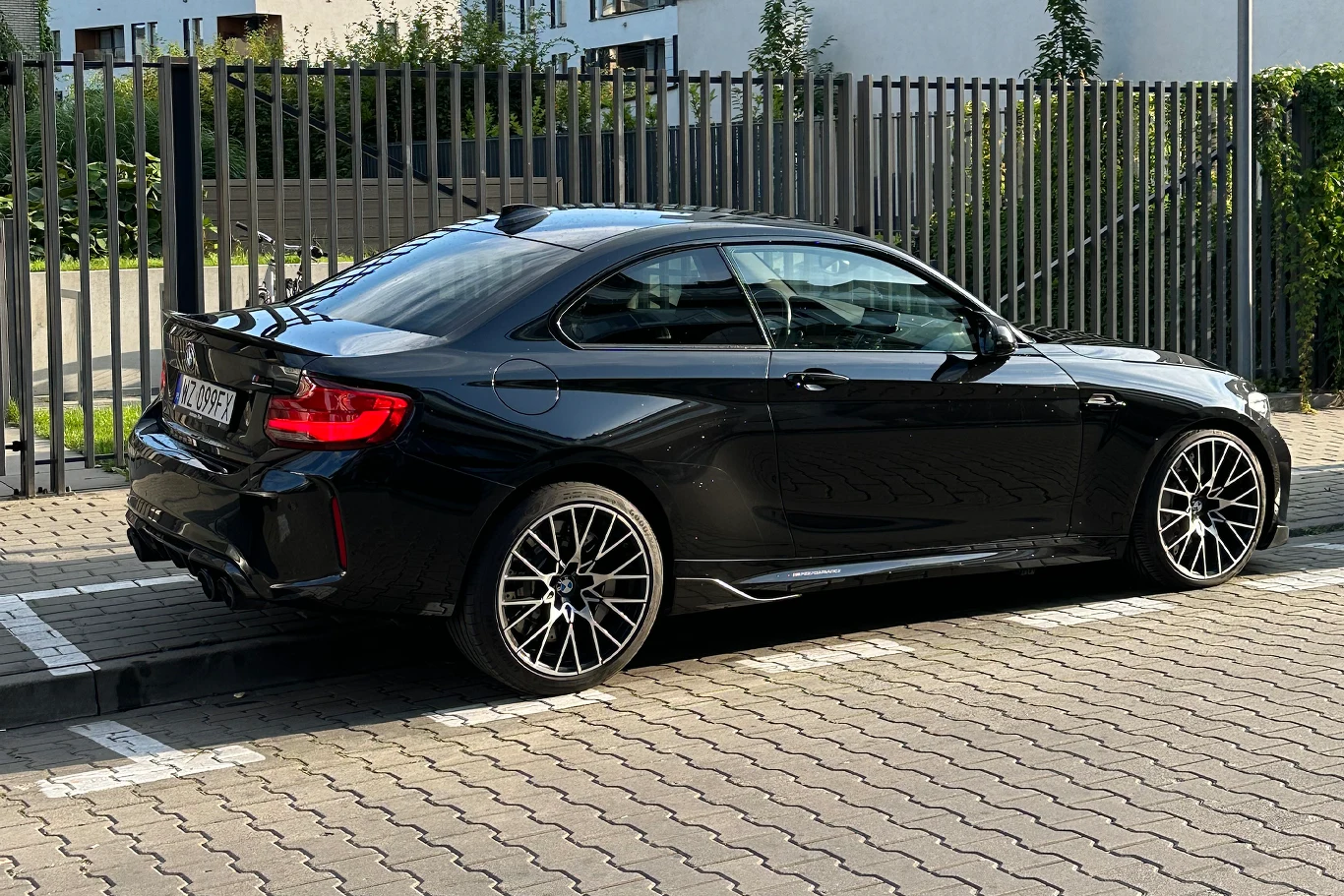 Parkując na chodniku należy pamiętać o pozostawieniu przynajmniej 1,5 m wolnej przestrzeni pieszym.