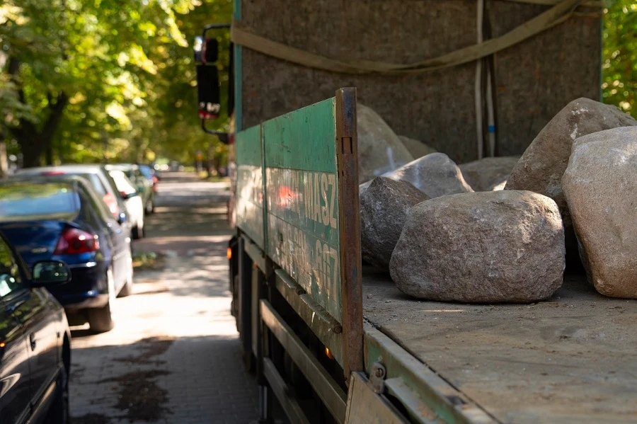 Głazy wykopane w stolicy jadą do parków