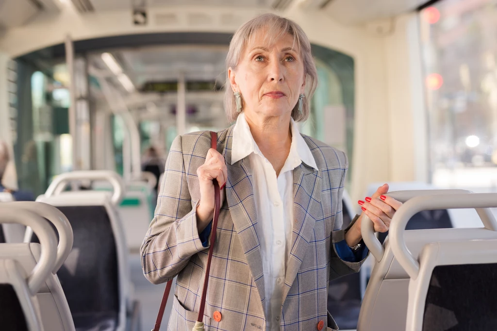 Zniżki w autobusach dla seniorów. Emeryci i renciści mogą podróżować taniej lub za darmo.