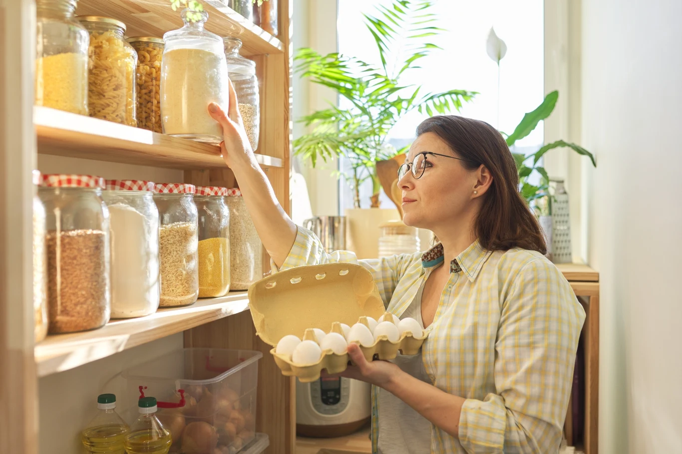 Jajka można przechowywać w spiżarni lub w kuchennej szafce. Nie muszą trafiać do lodówki, jeśli spełnimy kilka warunków. 
