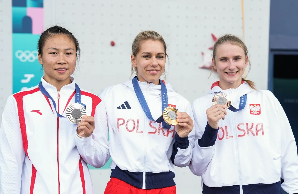 Od lewej: Deng Lijuan; Aleksandra Mirosław oraz Aleksandra Kałucka. Polki zdobyły złoto oraz brąz we wspinaczce sportowej. Obie sportowczynie mogą liczyć na emeryturę olimpijską