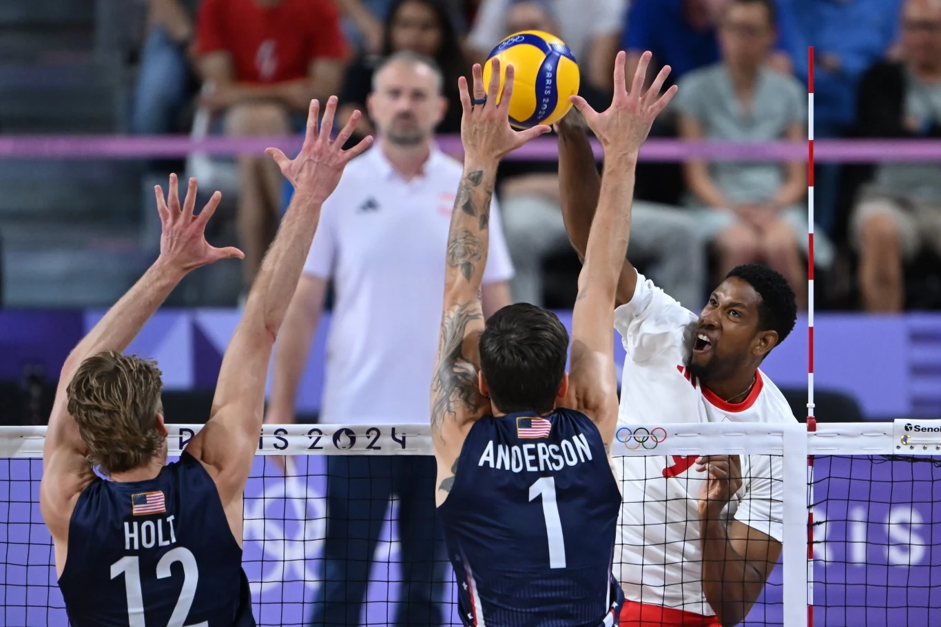 Wilfredo Leon atakuje w meczu Polska - USA