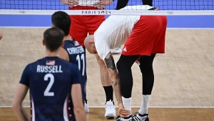Bartosz Kurek trzymający się za nogę podczas półfinału IO w Paryżu z Francją
