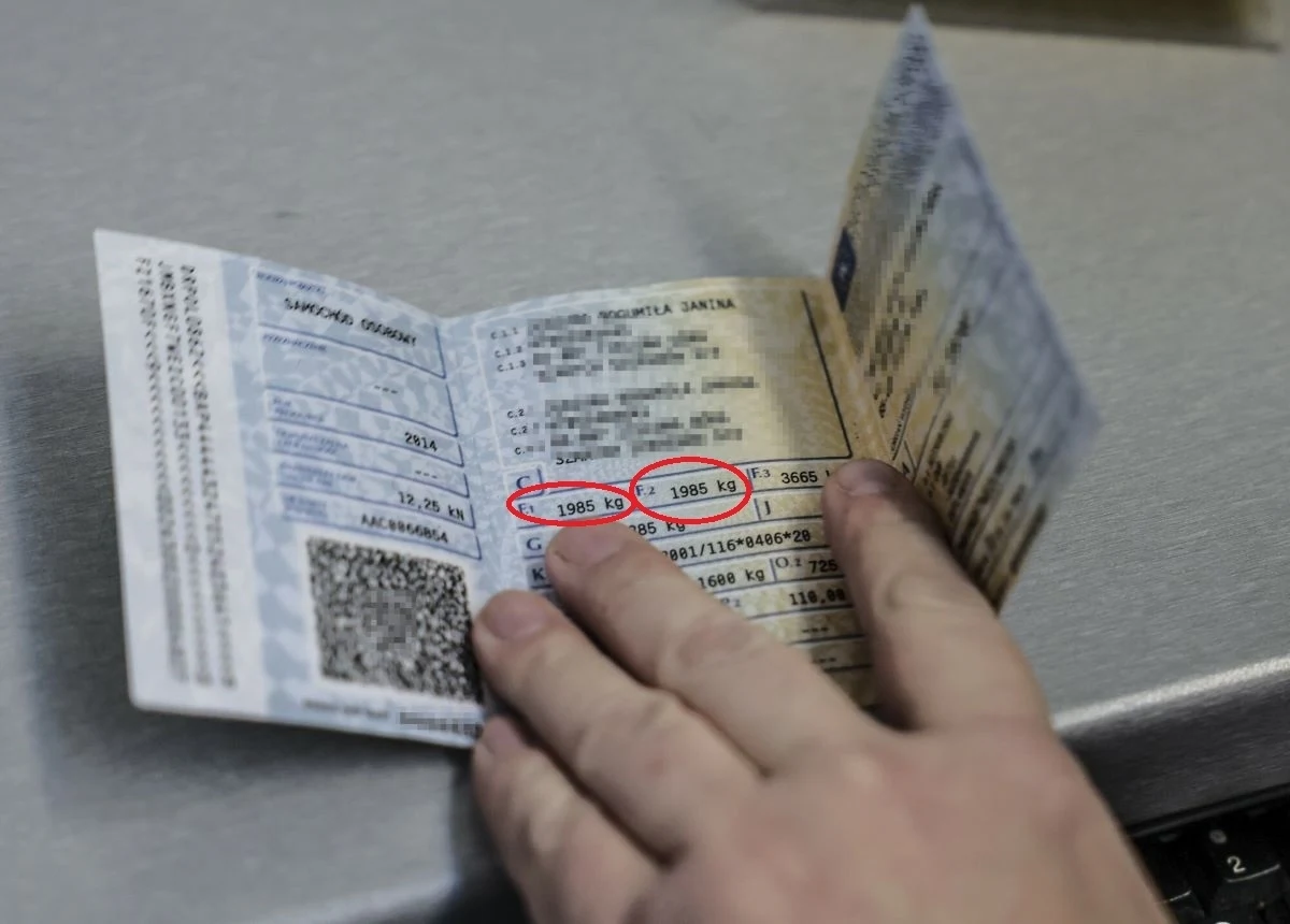 Pola F.1 oraz F.2 w dowodzie rejestracyjnym określają kluczowe parametry techniczne samochodu. 