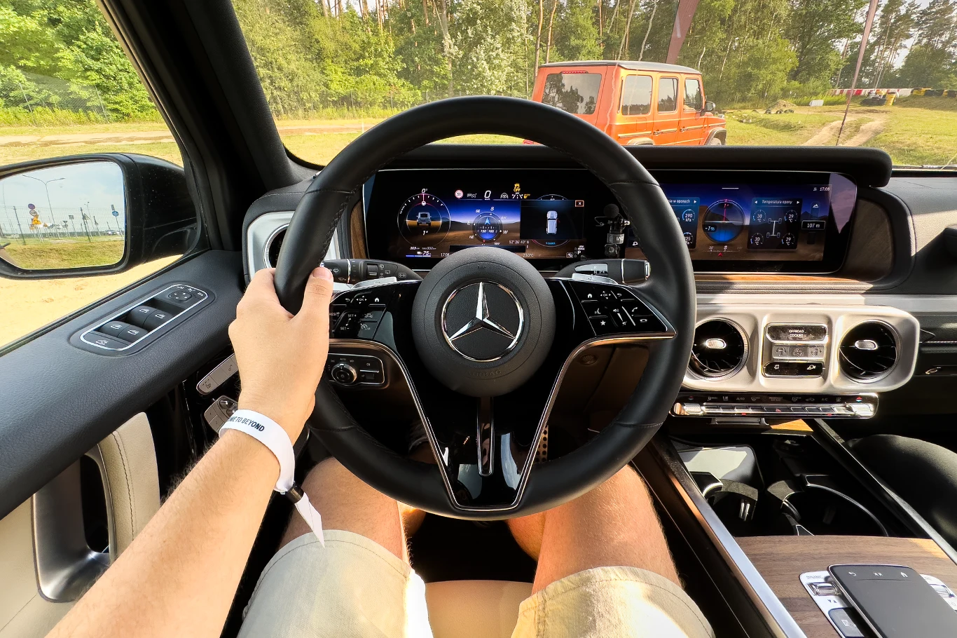 Mercedes G 580 z technologią EQ. Kabina jest luksusowa i nowoczesna. Mercedes G 580 z technologią EQ. Kabina jest luksusowa i nowoczesna.