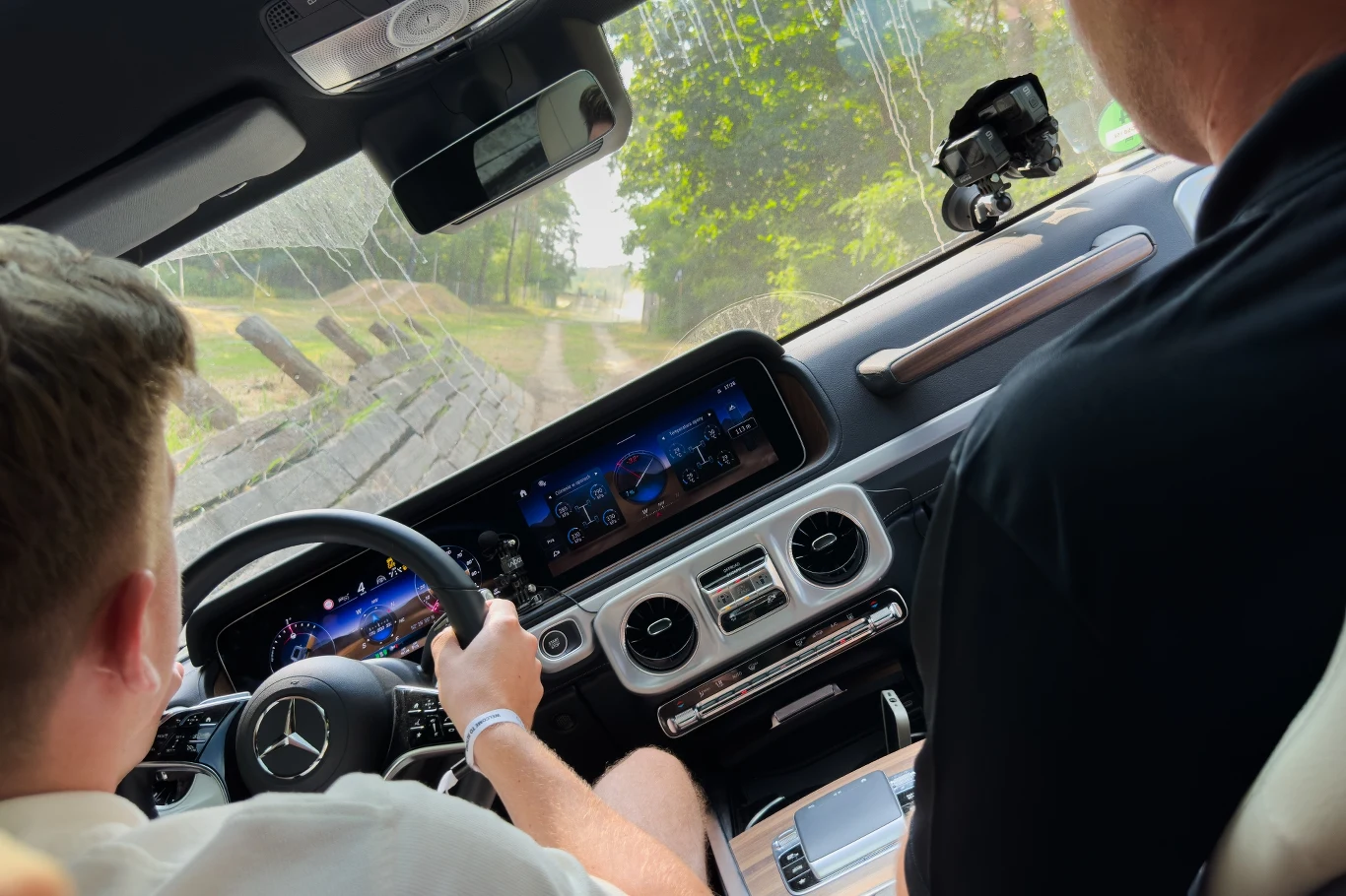 Mercedes G 580 z technologią EQ potrafi jeździć po ścianach. Potrafi się przechylić nawet do 36 stopni. Mercedes G 580 z technologią EQ potrafi jeździć po ścianach. Potrafi się przechylić nawet do 36 stopni.