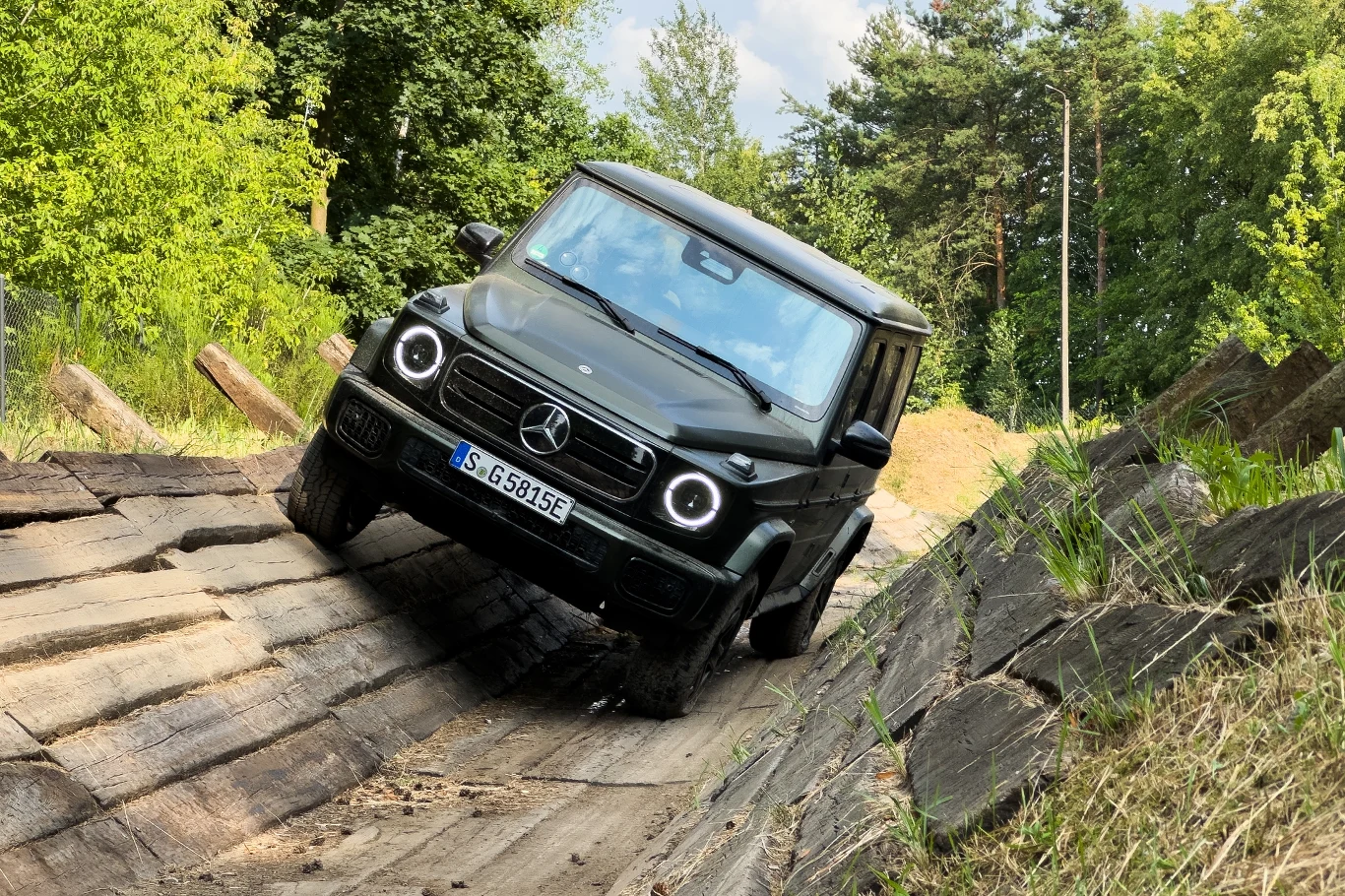 Mercedes G 580 z technologią EQ pokazał mi swoje możliwości na Torze Modlin. Mercedes G 580 z technologią EQ pokazał mi swoje możliwości na Torze Modlin.