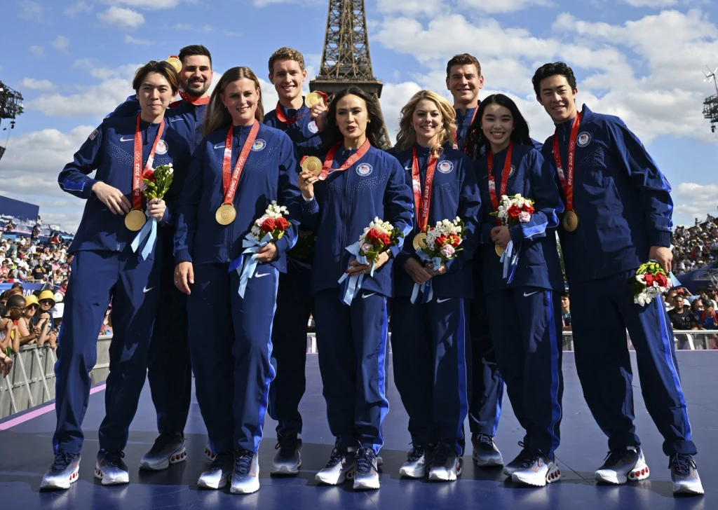 IO Paryż 2024. Amerykańska reprezentacja w łyżwiarstwie figurowym podczas ceremonii odebrania medali na którą... czekano 2,5 roku IO Paryż 2024. Amerykańska reprezentacja w łyżwiarstwie figurowym podczas ceremonii odebrania medali na którą... czekano 2,5 roku