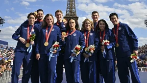 IO Paryż 2024. Amerykańska reprezentacja w łyżwiarstwie figurowym podczas ceremonii odebrania medali na którą... czekano 2,5 roku