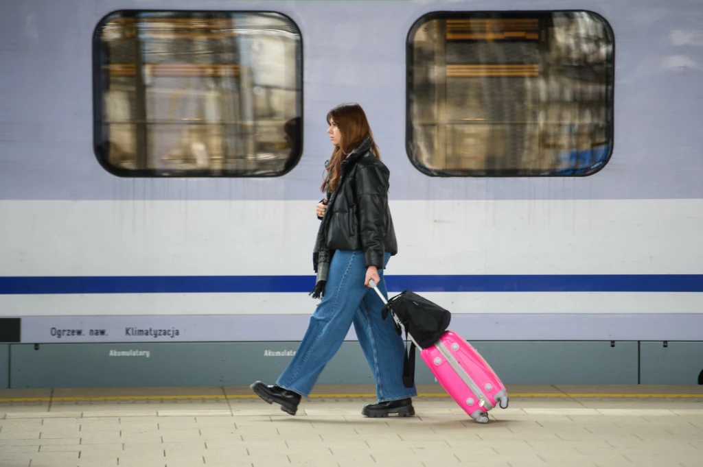 W Polsce przewidziane są ustawowe zniżki dla studentów na komunikację miejską oraz PKP.