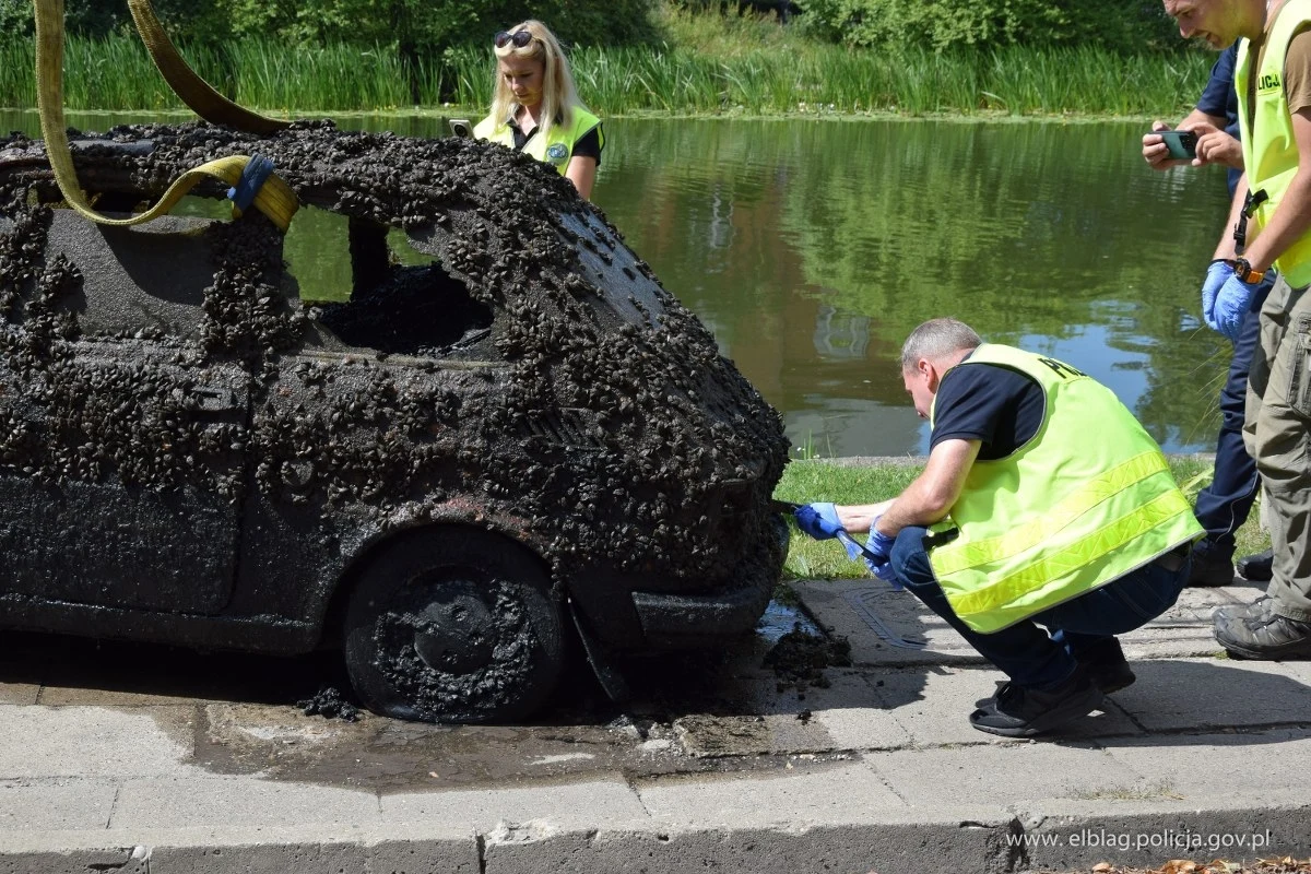 Fiat 126 wyłowiony z rzeki Elbląg