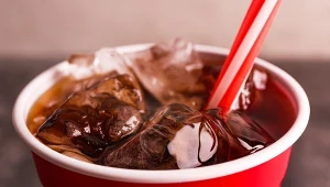 Domową coca-colę zrobisz z 3 składników. Ma łudząco podobny smak, a jest zdrowsza