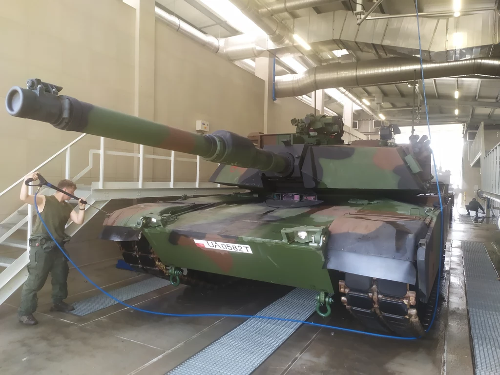 Czołg M1A1 Abrams podczas mycia