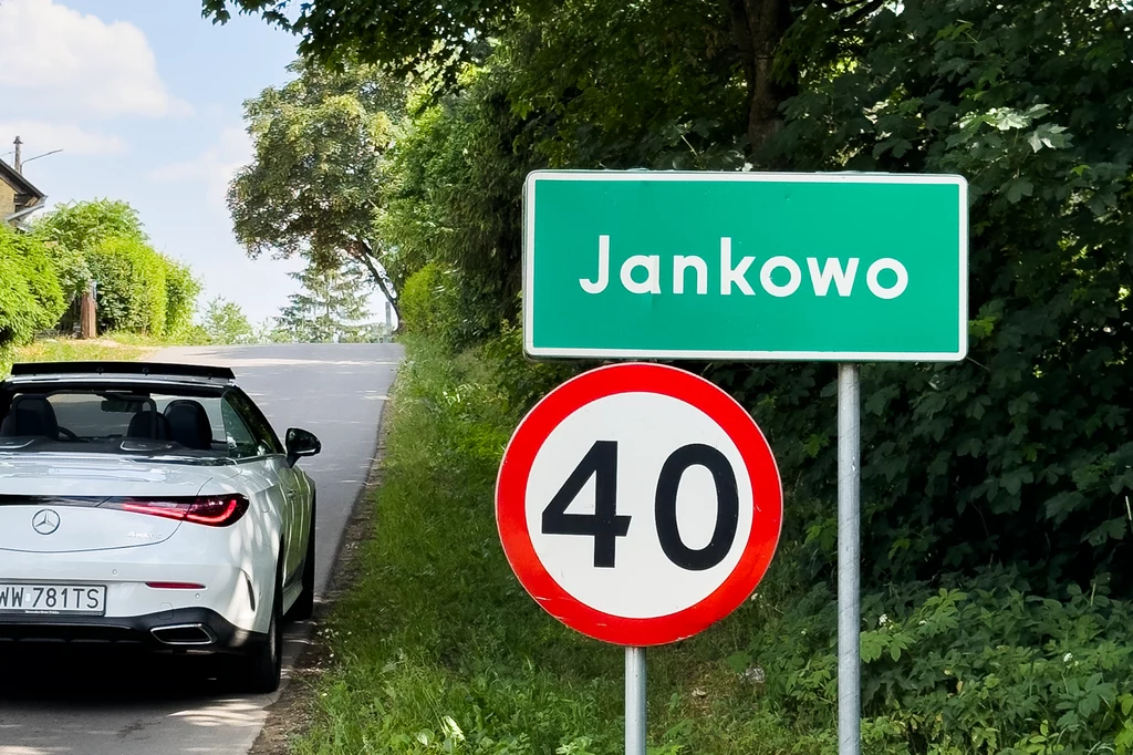 Zielona tablica myli kierowców. Z jaką prędkością można jechać za znakiem E-17a.