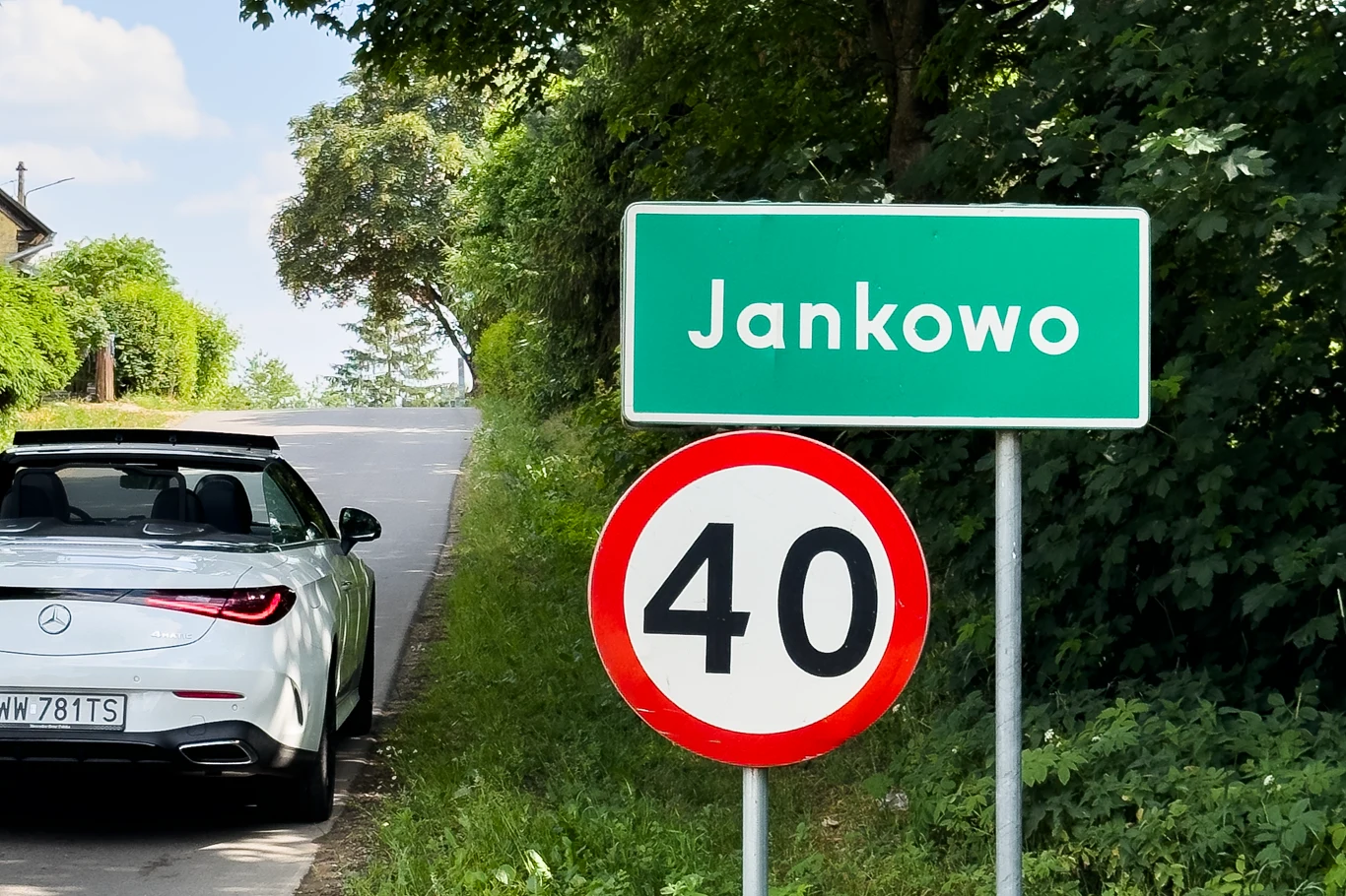 Zielona tablica myli kierowców. Z jaką prędkością można jechać za znakiem E-17a. Zielona tablica myli kierowców. Z jaką prędkością można jechać za znakiem E-17a.