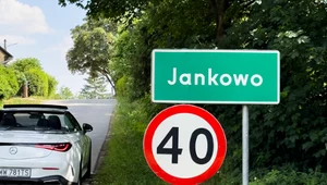 Zielona tablica myli kierowców. Jak szybko można jechać za znakiem E-17a?