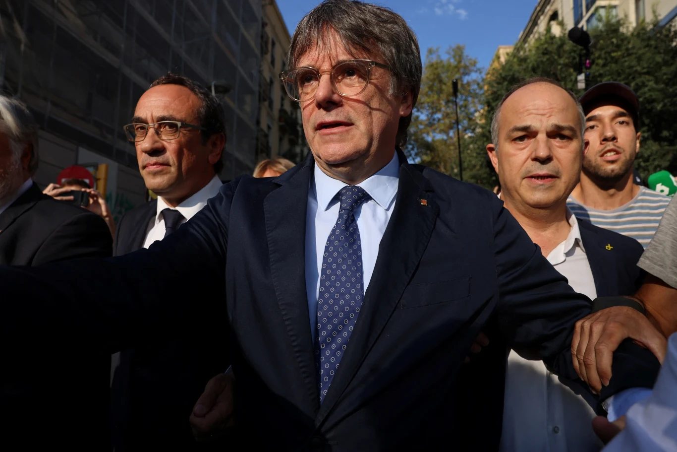 Carles Puigdemont zniknął po krótkim przemówieniu w Barcelonie Carles Puigdemont zniknął po krótkim przemówieniu w Barcelonie