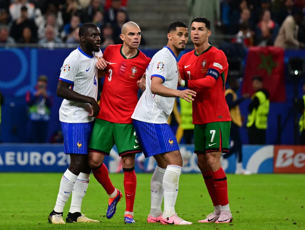 Pepe (numer 3) i Cristiano Ronaldo (7) w meczu z Francją