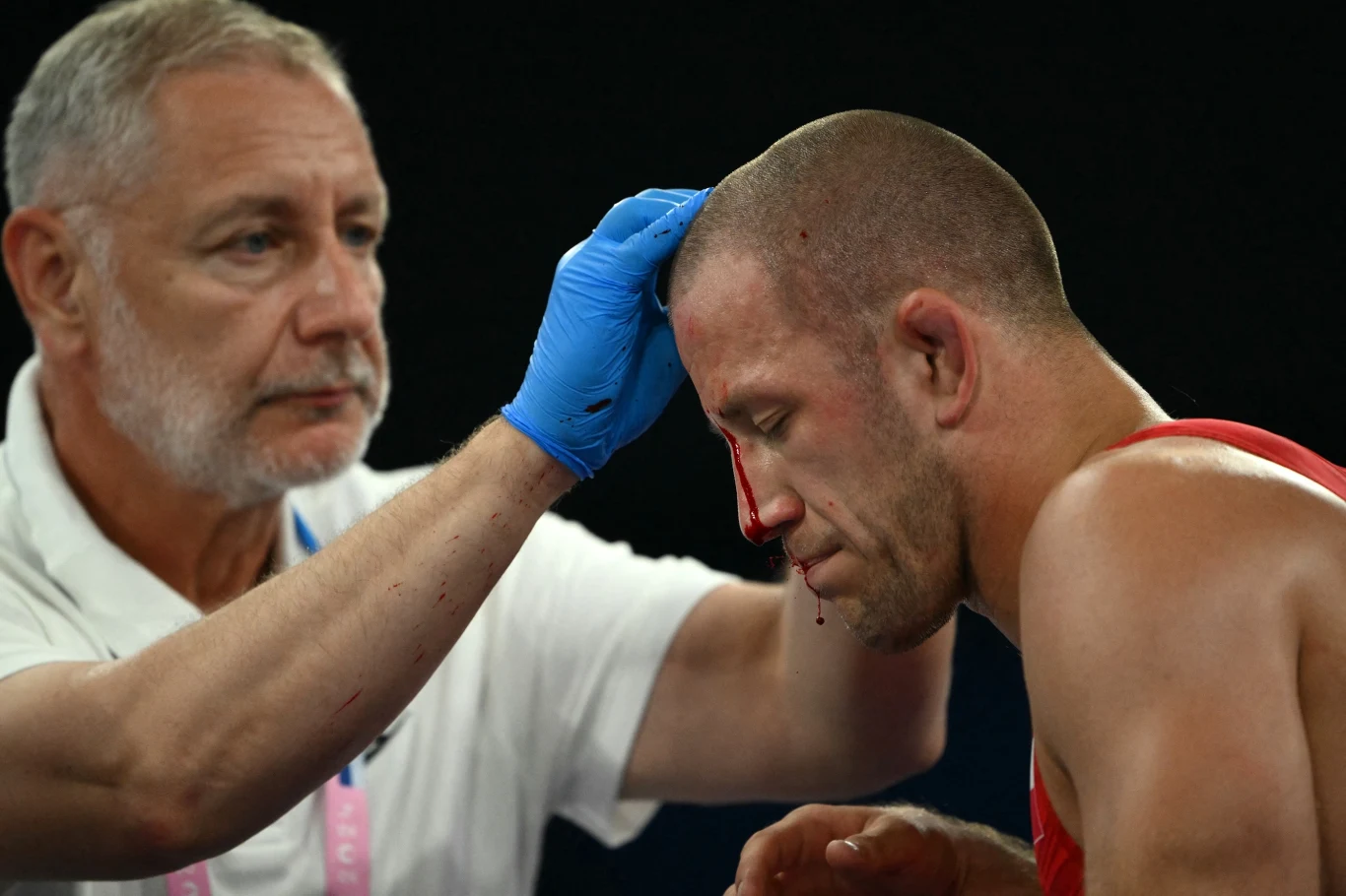 Arkadiusz Kułynycz opatrywany podczas walki o brązowy medal Arkadiusz Kułynycz opatrywany podczas walki o brązowy medal