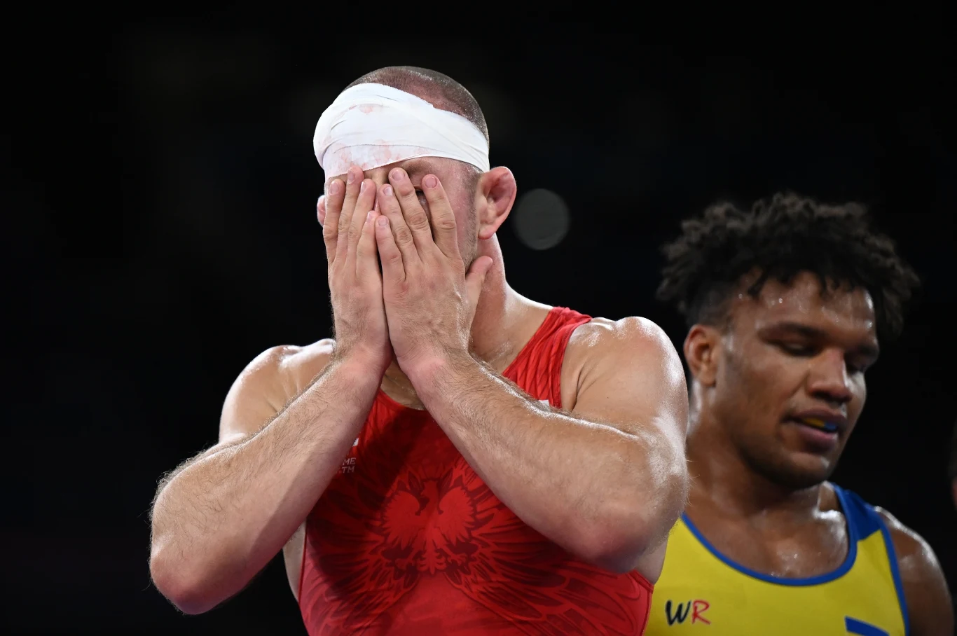 Arkadiusz Kułynycz (czerwony) i Żan Beleniuk z Ukrainy (niebieski) w pojedynku o brązowy medal w stylu klasycznym w kategorii 87 kg Arkadiusz Kułynycz (czerwony) i Żan Beleniuk z Ukrainy (niebieski) w pojedynku o brązowy medal w stylu klasycznym w kategorii 87 kg