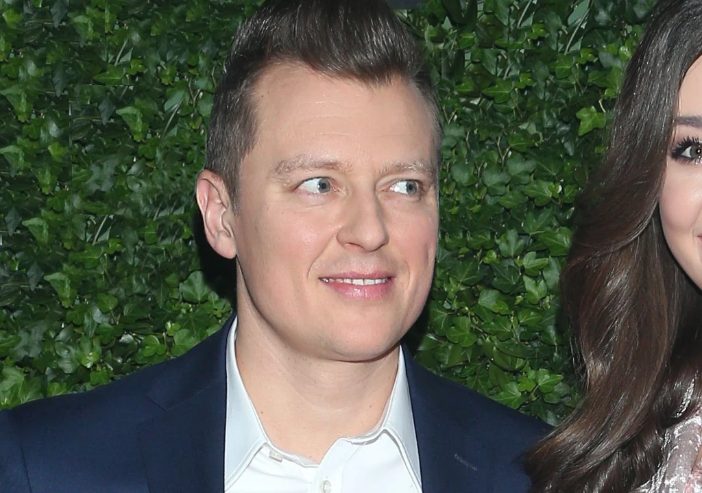 Rafał Brzozowski już nie rozpacza przez "Jaka to melodia". Przyłapano go u boku nie lada piękności