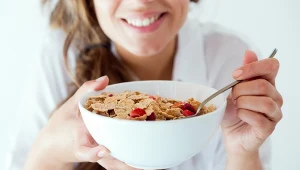 Późne śniadanie? Naukowcy biją na alarm. Jedna godzina może zrobić różnicę 