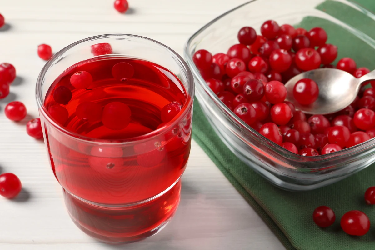 Sok z żurawiny wspiera organizm na wiele sposobów. Kiedy warto po niego sięgać? Sok z żurawiny wspiera organizm na wiele sposobów. Kiedy warto po niego sięgać?