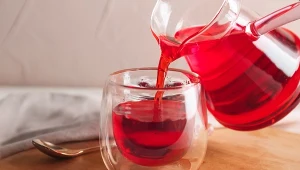 Zwalcza wolne rodniki, usprawnia trawienie, łagodzi stres. Pij pół szklanki soki z granatu każdego dnia