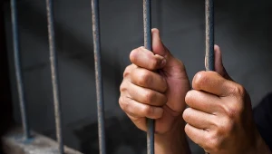 Kobieta chciała odwiedzić ukochanego w zakładzie karnym. Zdjęcie ilustracyjne