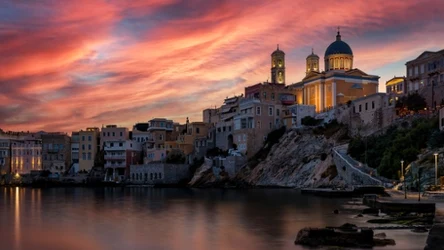 Dopłata do wakacji? Istnieją miejsca, które oferują zakwaterowanie nawet za darmo. Wystarczy spełnić pewne warunki. Taką możliwość oferuje grecka wyspa Syros.