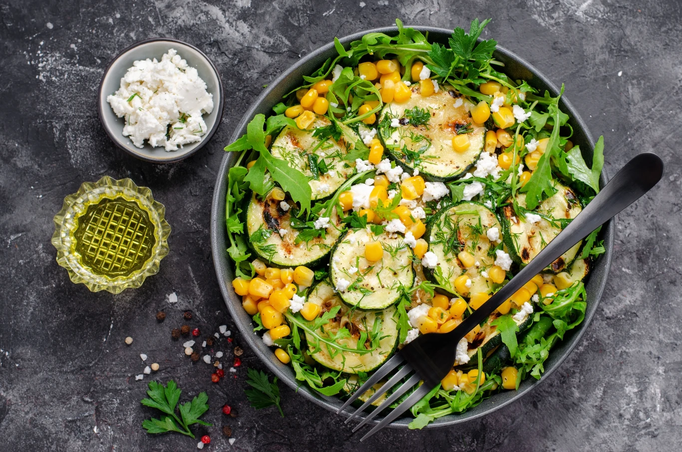 Sałatka ze smażonej cukinii i soczewicy może zastąpić obiad Sałatka ze smażonej cukinii i soczewicy może zastąpić obiad