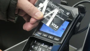 Mieszkaniec Tczewa został kartę i dokumenty w sklepie. Kiedy się zorientował, było już za późno (zdj. ilustracyjne)