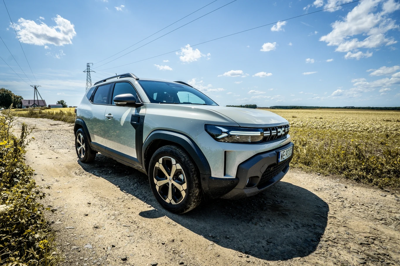 Dacia Duster z napędem hybrydowym dostępna jest wyłącznie z napędem na przednią oś. Prześwit to ponad 20 cm / fot. Maciej Chuptiany