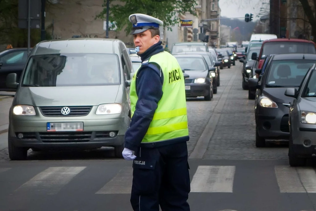 Jak odczytywać sygnały, które wydaje policjant kierujący ruchem?