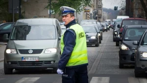 Wiesz co znaczą te gesty policjanta? Gdy stoi tyłem też na nie uważaj